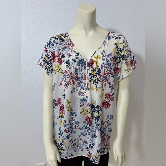 EUC Liz Claiborne Lightweight Floral Blouse in Eggshell - Picture 13 of 16